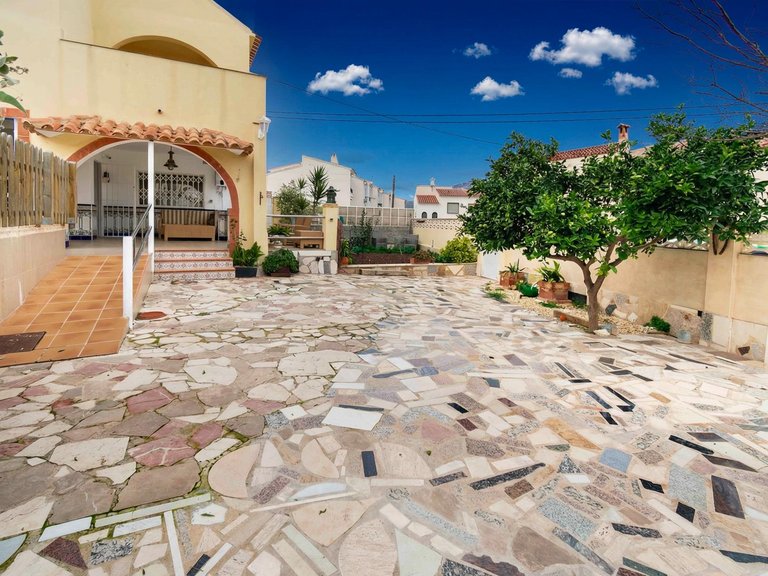 Villa for Sale in Albir Alfaz Del Pi, Alicante 4