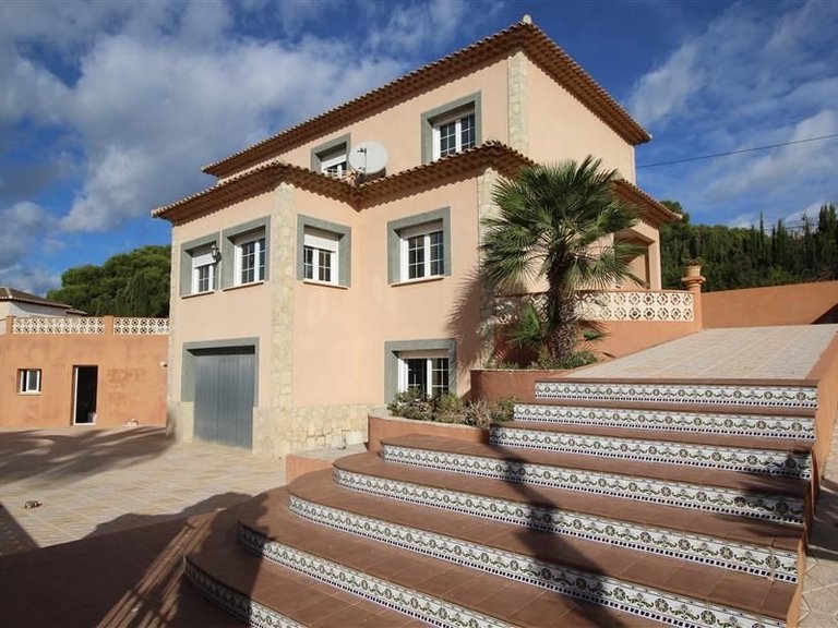 Villa for Sale in Los pinos, Calpe, Alicante 1