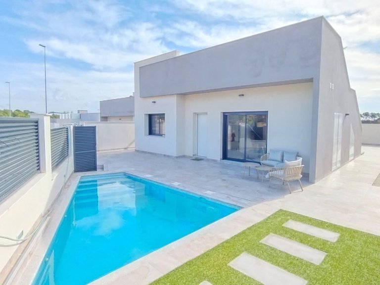 Villa for Sale in Pinar de Campoverde, Pilar De La Horadada, Alicante 1