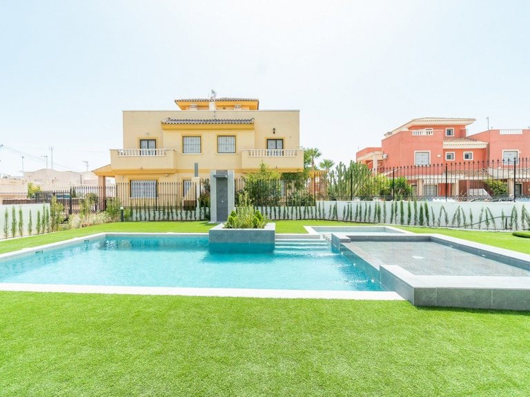 Villa for Sale in Los balcones, Torrevieja, Alicante 46