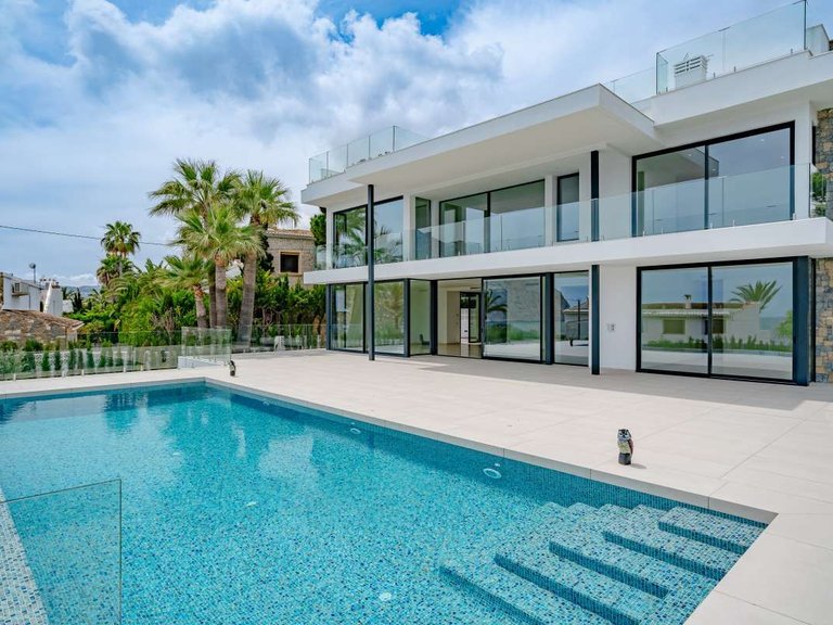 Villa for Sale in Playa de Fossa-Levante, Calpe, Alicante 1