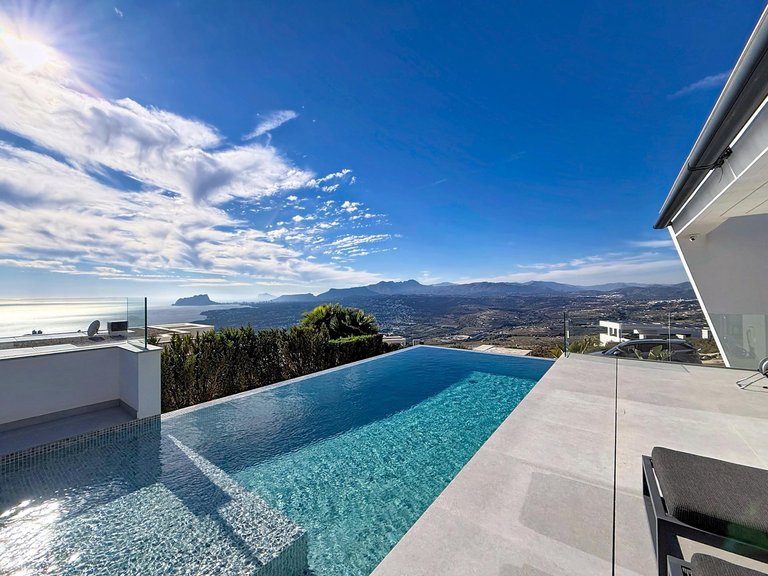 Villa for Sale in El Cuartón - Heliomar, Málaga, Malaga 1