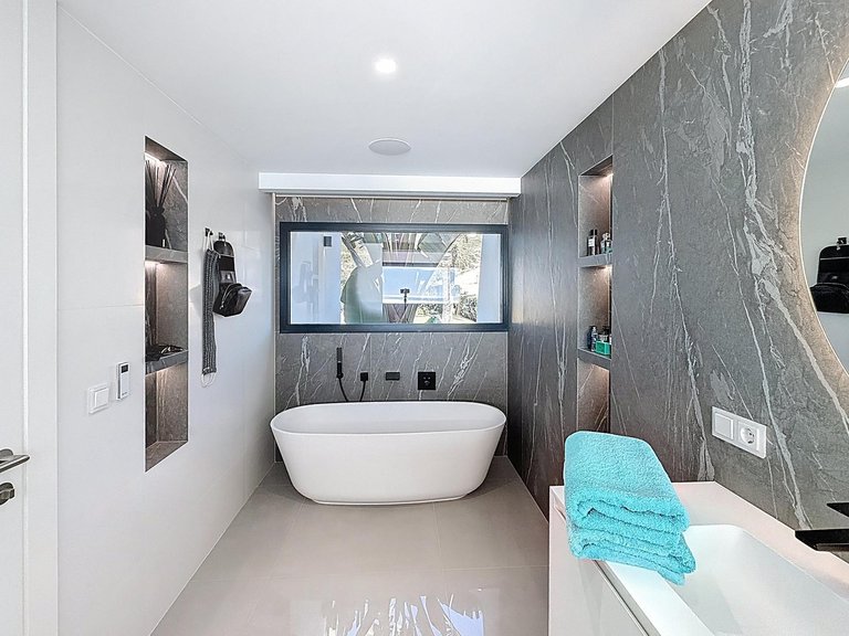Villa for Sale in El Cuartón - Heliomar, Málaga, Malaga 36