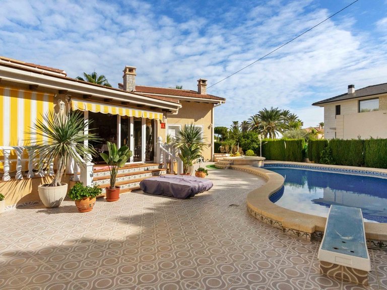 Villa for Sale in Costa Blanca Cabo Roig, Alicante 37