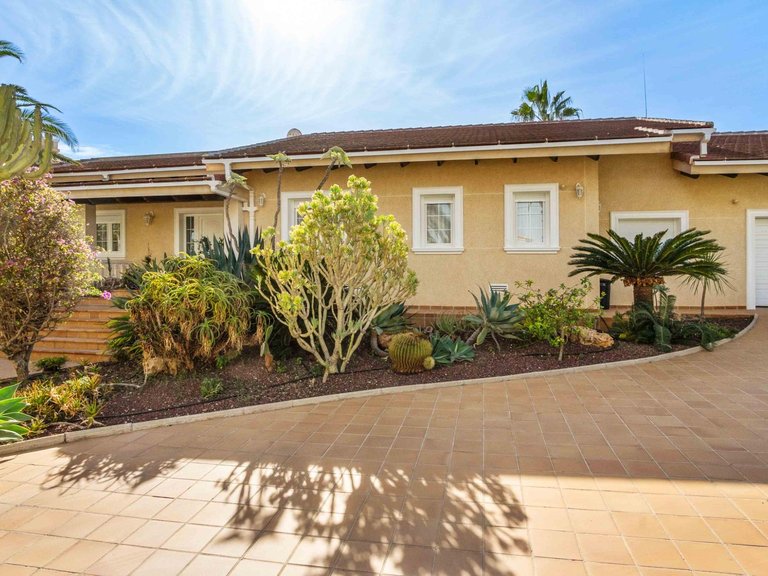 Villa for Sale in Costa Blanca Cabo Roig, Alicante 44