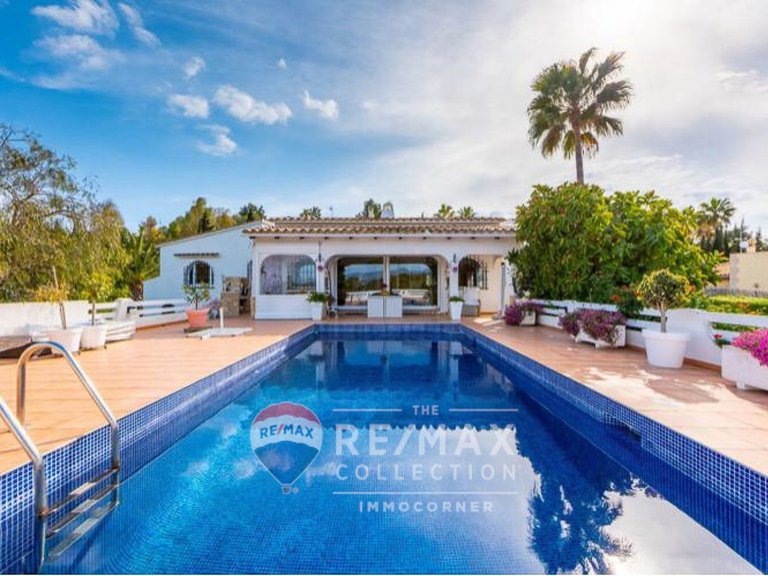 Bright villa with garden, terraces with porch and pool in Nova Santa Ponsa , Calvià, Baleares 2