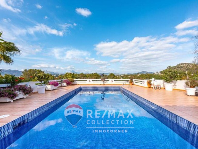 Bright villa with garden, terraces with porch and pool in Nova Santa Ponsa , Calvià, Baleares 3