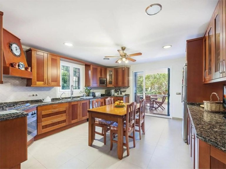 Eight-Bedroom Villa with Pool and Sea Views in Cas Catalá , Calvià, Baleares 9