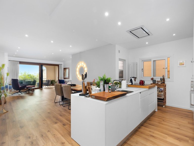Newly refurbished 3 bedroom apartment with terrace and sea views in Bonanova , Palma de Mallorca, Baleares 6