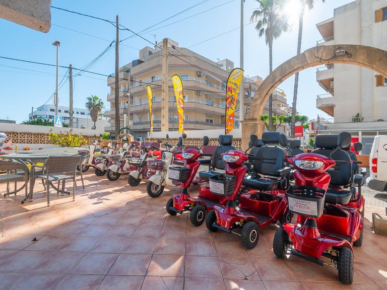 OPPORTUNITY IN MALLORCA! Commercial Premises for Sale and Business Transfer in Cala Bona , Son Servera, Baleares 1