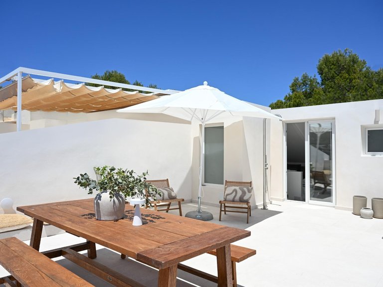 4-bed renovated triplex with terrace, garage and sea views in Cas Catala , Calvià, Baleares 1