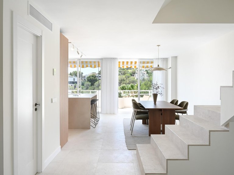 4-bed renovated triplex with terrace, garage and sea views in Cas Catala , Calvià, Baleares 2