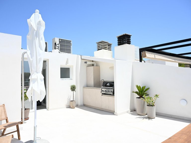 4-bed renovated triplex with terrace, garage and sea views in Cas Catala , Calvià, Baleares 6