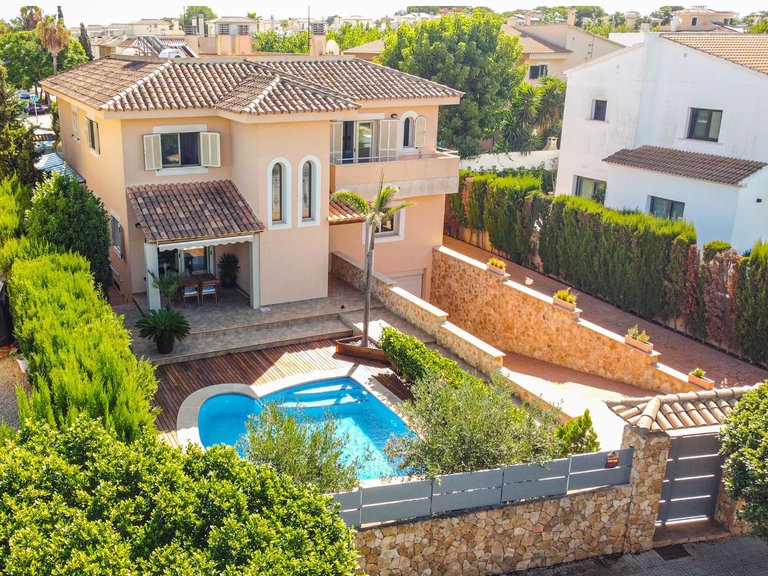 Semi-detached villa with swimming pool, solarium and garage, 4 minutes from the beach and golf course. , Llucmajor, Baleares 1