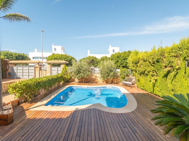 Semi-detached villa with swimming pool, solarium and garage, 4 minutes from the beach and golf course. , Llucmajor, Baleares 13