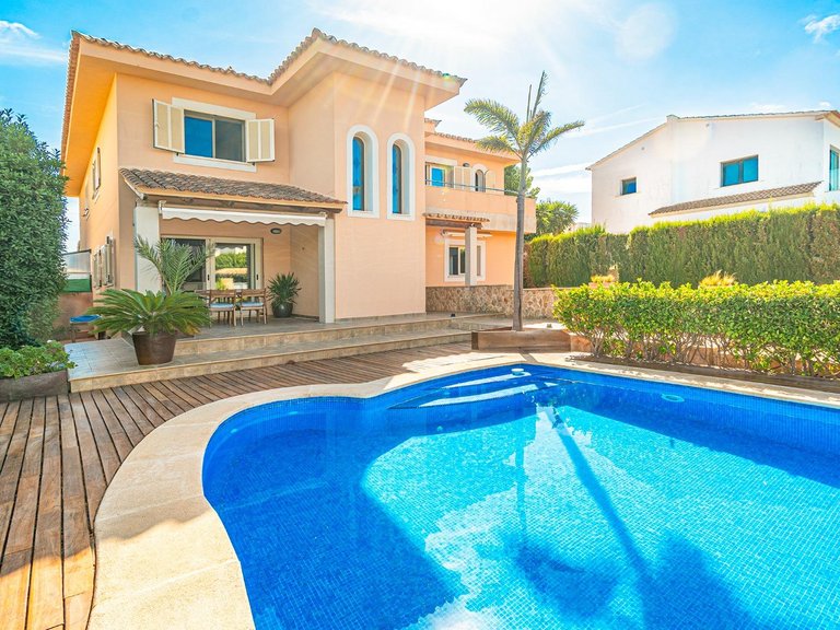 Semi-detached villa with swimming pool, solarium and garage, 4 minutes from the beach and golf course. , Llucmajor, Baleares 2