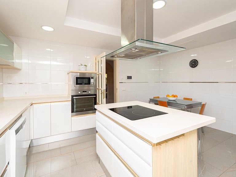 Semi-detached villa with swimming pool, solarium and garage, 4 minutes from the beach and golf course. , Llucmajor, Baleares 23