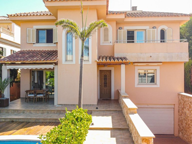 Semi-detached villa with swimming pool, solarium and garage, 4 minutes from the beach and golf course. , Llucmajor, Baleares 1