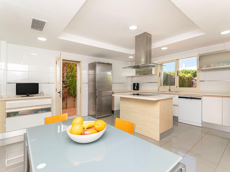 Semi-detached villa with swimming pool, solarium and garage, 4 minutes from the beach and golf course. , Llucmajor, Baleares 15