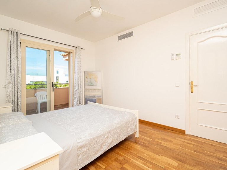 Semi-detached villa with swimming pool, solarium and garage, 4 minutes from the beach and golf course. , Llucmajor, Baleares 25