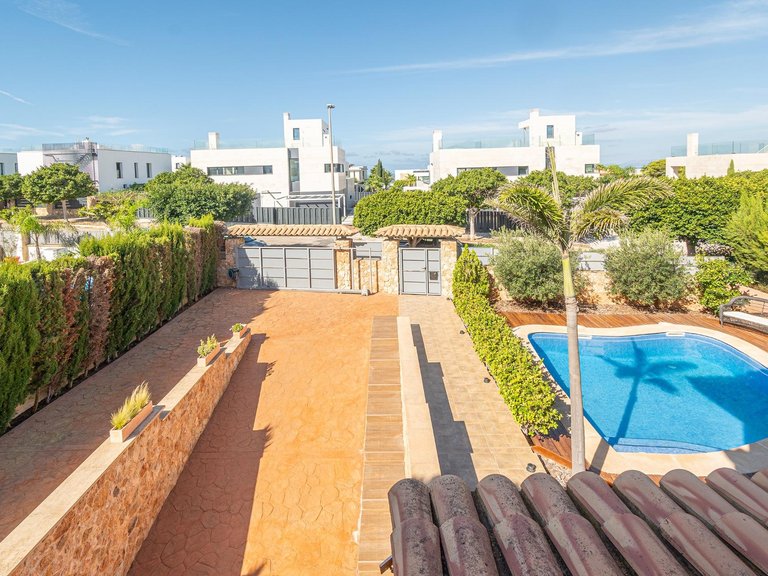 Semi-detached villa with swimming pool, solarium and garage, 4 minutes from the beach and golf course. , Llucmajor, Baleares 5