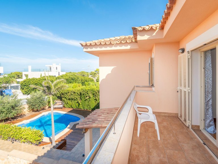 Semi-detached villa with swimming pool, solarium and garage, 4 minutes from the beach and golf course. , Llucmajor, Baleares 6