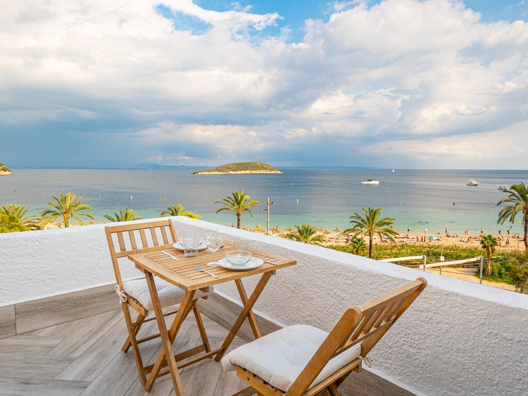 Fully Renovated 3-Bedroom Penthouse with Beach Access, Terrace and Parking – For Seasonal Rent in Magaluf , Calvià, Baleares 1
