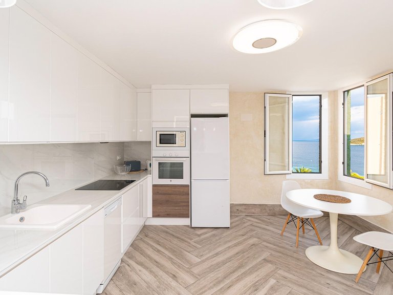 Fully Renovated 3-Bedroom Penthouse with Beach Access, Terrace and Parking – For Seasonal Rent in Magaluf , Calvià, Baleares 10