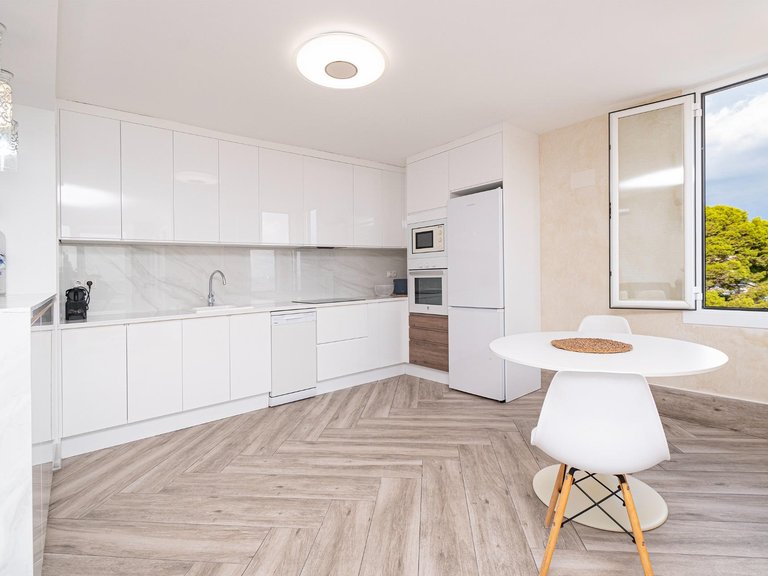 Fully Renovated 3-Bedroom Penthouse with Beach Access, Terrace and Parking – For Seasonal Rent in Magaluf , Calvià, Baleares 11