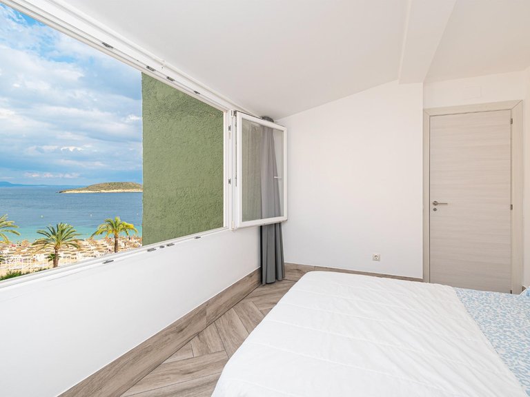 Fully Renovated 3-Bedroom Penthouse with Beach Access, Terrace and Parking – For Seasonal Rent in Magaluf , Calvià, Baleares 14
