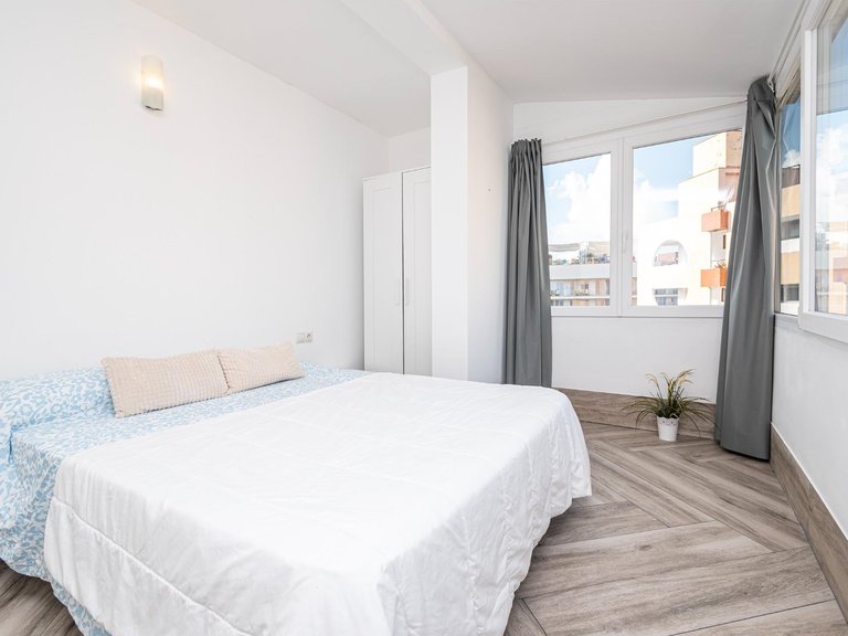 Fully Renovated 3-Bedroom Penthouse with Beach Access, Terrace and Parking – For Seasonal Rent in Magaluf , Calvià, Baleares 16