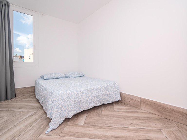 Fully Renovated 3-Bedroom Penthouse with Beach Access, Terrace and Parking – For Seasonal Rent in Magaluf , Calvià, Baleares 17