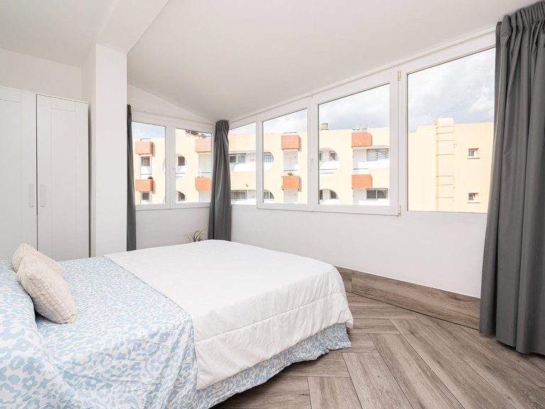 Fully Renovated 3-Bedroom Penthouse with Beach Access, Terrace and Parking – For Seasonal Rent in Magaluf , Calvià, Baleares 18