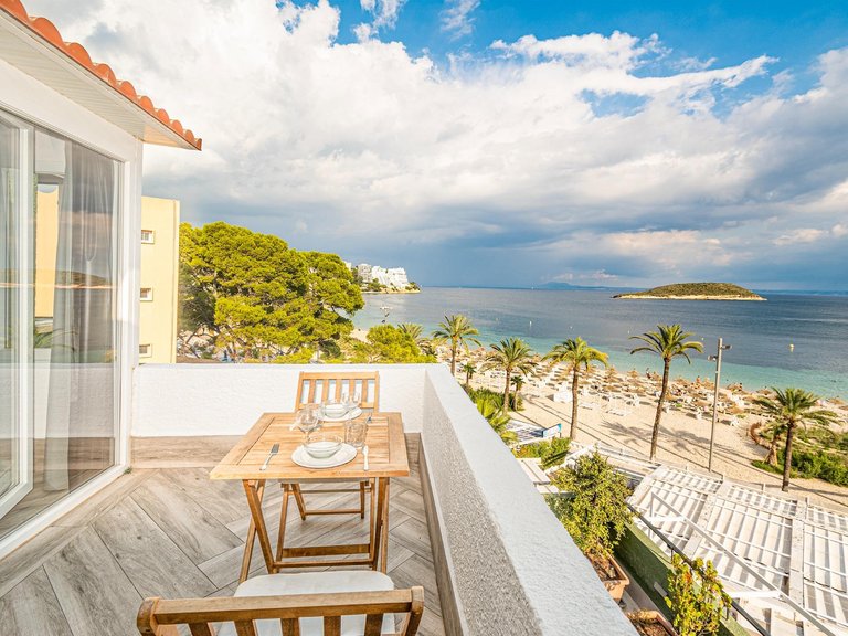 Fully Renovated 3-Bedroom Penthouse with Beach Access, Terrace and Parking – For Seasonal Rent in Magaluf , Calvià, Baleares 2