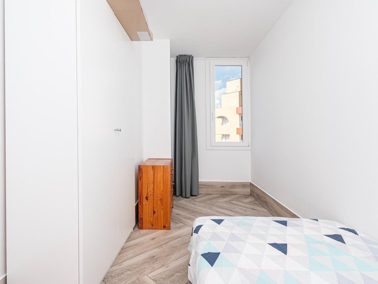 Fully Renovated 3-Bedroom Penthouse with Beach Access, Terrace and Parking – For Seasonal Rent in Magaluf , Calvià, Baleares 20