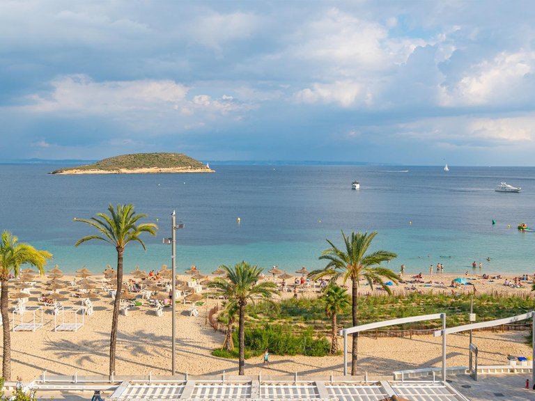 Fully Renovated 3-Bedroom Penthouse with Beach Access, Terrace and Parking – For Seasonal Rent in Magaluf , Calvià, Baleares 3