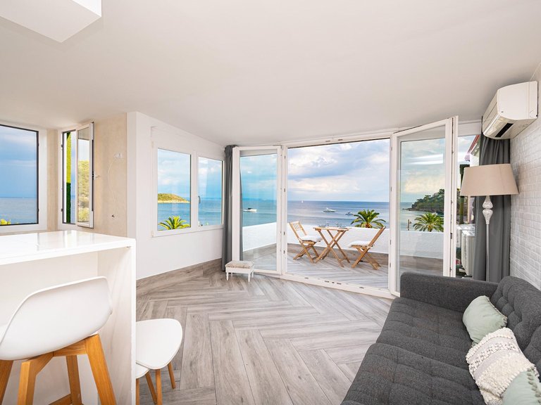Fully Renovated 3-Bedroom Penthouse with Beach Access, Terrace and Parking – For Seasonal Rent in Magaluf , Calvià, Baleares 4