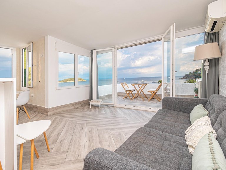 Fully Renovated 3-Bedroom Penthouse with Beach Access, Terrace and Parking – For Seasonal Rent in Magaluf , Calvià, Baleares 5