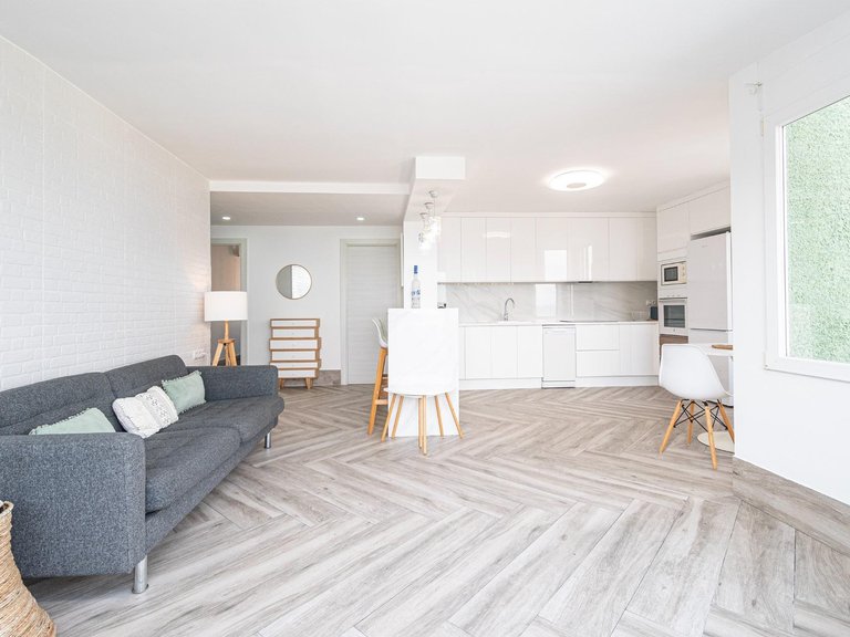 Fully Renovated 3-Bedroom Penthouse with Beach Access, Terrace and Parking – For Seasonal Rent in Magaluf , Calvià, Baleares 7