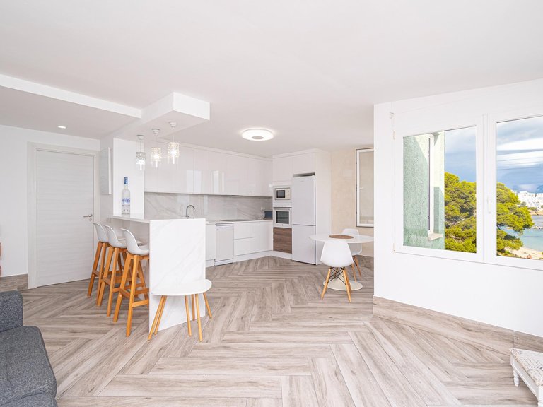 Fully Renovated 3-Bedroom Penthouse with Beach Access, Terrace and Parking – For Seasonal Rent in Magaluf , Calvià, Baleares 8