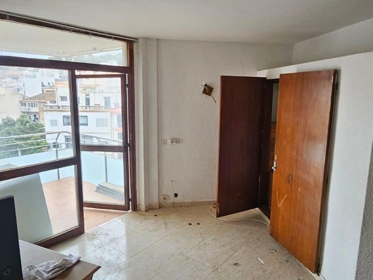 Apartment with terraces to renovate in El Terreno with side sea views , Palma de Mallorca, Baleares 7