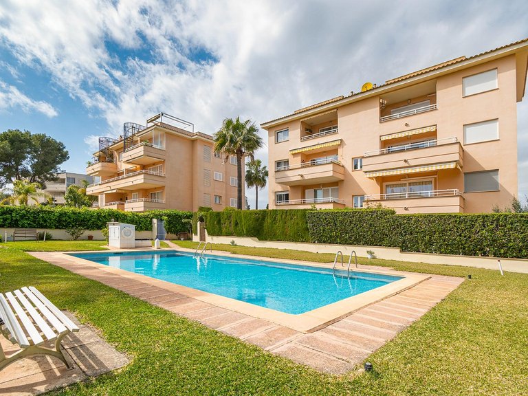 Duplex penthouse with sun terrace in a residential complex with gardens and a swimming pool, just 5 minutes from the sea , Llucmajor, Baleares 1