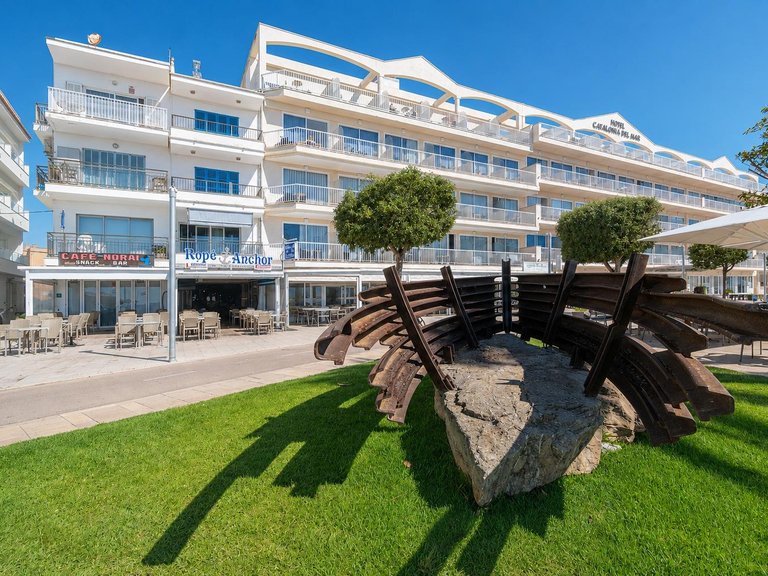 A Unique Opportunity in Cala Bona! Beachfront Restaurant, Café & Bar , Son Servera, Baleares 1