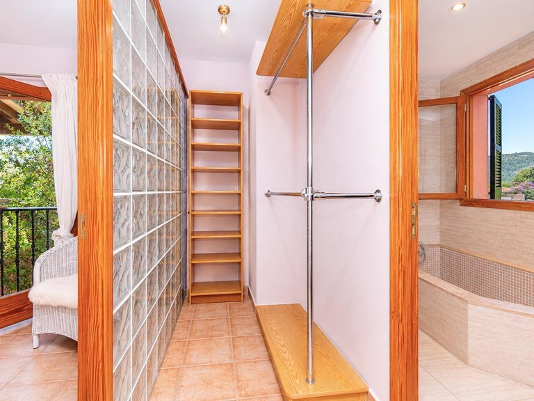 4-Bedroom Single-Story Villa with Private Pool and Mountain Views in Bunyola , Bunyola, Baleares 27