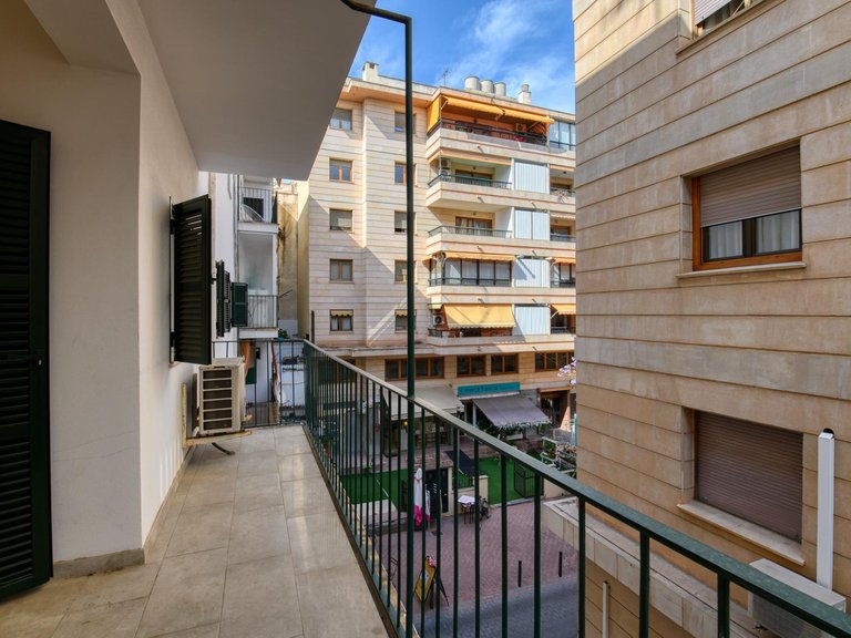 A stately 4-bedroom flat on a splendid street in the centre of Palma , Palma de Mallorca, Baleares 25