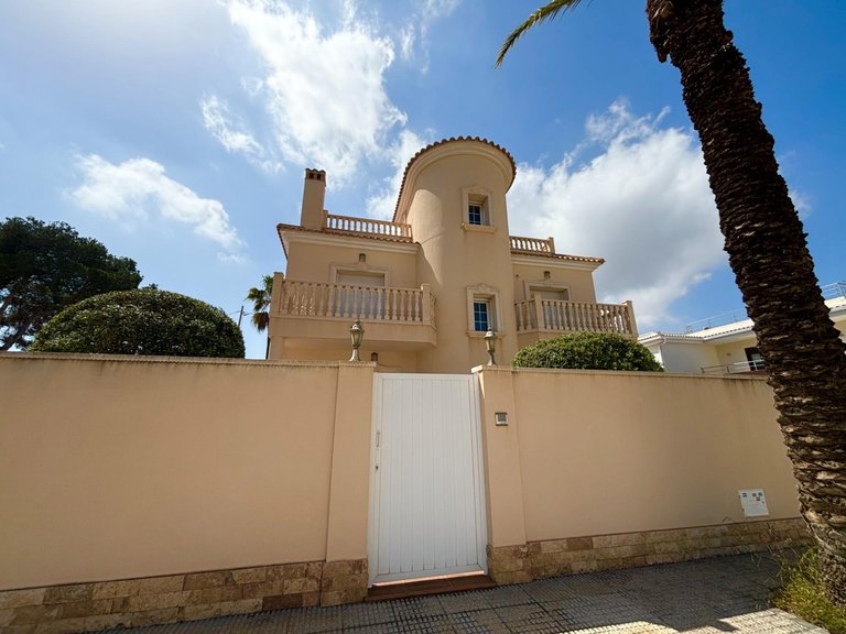 Villa for Sale in Costa Blanca Cabo Roig, Alicante 4