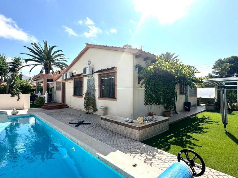 Villa for Sale in Costa Blanca Cabo Roig, Alicante 1