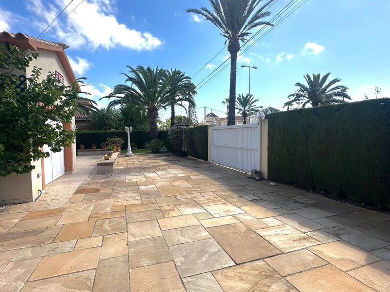Villa for Sale in Costa Blanca Cabo Roig, Alicante 20