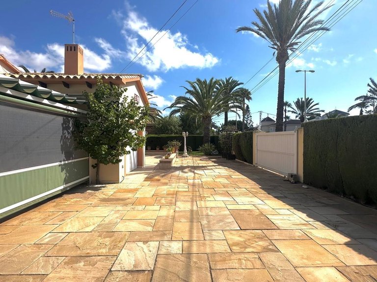 Villa for Sale in Costa Blanca Cabo Roig, Alicante 3