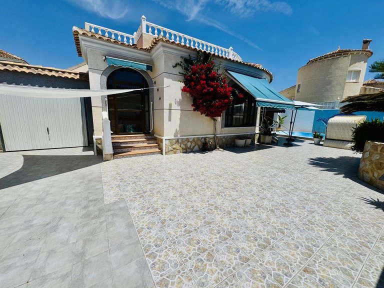 Villa for Sale in Torrevieja, Alicante 1